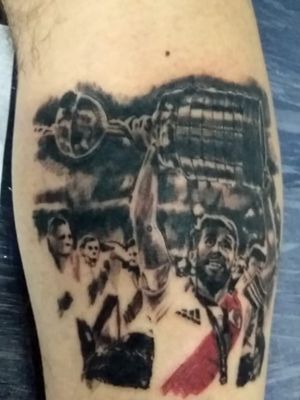 Tatuaje para un hincha de River Plate. #blackandgreytattoo #blackandgray #blackandgraytattoos #blackandgreyrealism #blackandred #realistic #realismo #realism #realismtattoo #riverplate #Futbol #argentinatattoo  
