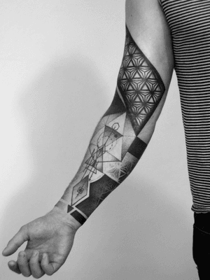 Next step. In progress. Wzór wewnątrz przedramienia nie jest mojego autorstwa. #geometry #geometric #geometrictattoo #geometrip #patterntattoo #blackwork #abstract #dotwork #inked #black #tattoo #blackworkers #blacktattoo #ink #xystudio #gdansk #trojmiasto