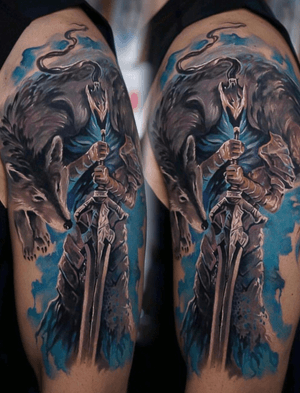 Throwback to the insane Knight Artorias/Dark Souls piece tattooed a while back by Edgar - @edgarivanov! ⚔️🐺