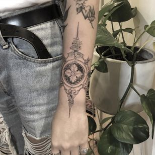 Tatuaje de línea fina de Alessandro alias The Hanged #TheHanged #AlessandroJako #finelinetattoo #detailedtattoo #illustrative #illustration #linework