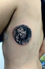 🦁 Líneas y puntillismo, diseño personalizado. #tattooart #tattooargentina #tattooblack #Black #dot #dotwork #dotworkers #linework #lineworktattoo #blackworktattoo #BlackworkTattoos #blackwork #liontattoo #lion #lionking 