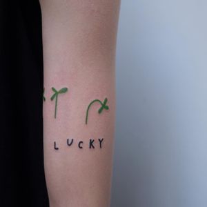 Symbol tattoo by Victor Zabuga #VictorZabuga #symboltattoo #symboltattoos #symbol #symbols #tattooswithmeaning #meaningfultattoo #lucky #clover #handpoke 