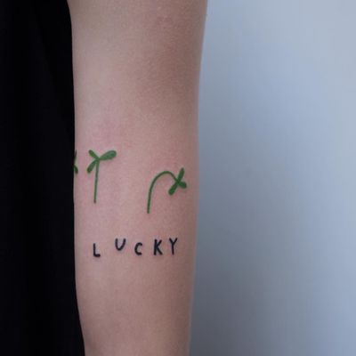 Symbol tattoo by Victor Zabuga #VictorZabuga #symboltattoo #symboltattoos #symbol #symbols #tattooswithmeaning #meaningfultattoo #lucky #clover #handpoke 