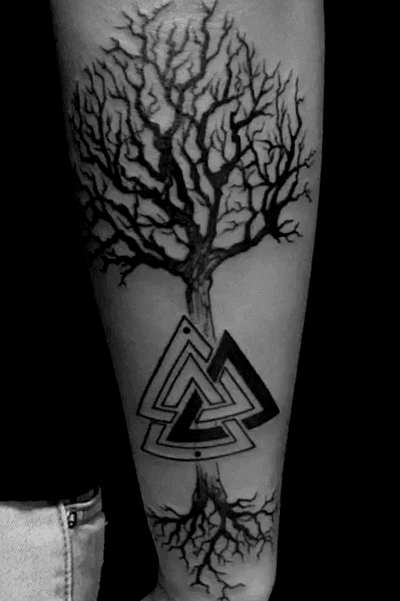 Mi primer tatuaje #Valknut #Viking #Vikings #Runes #nordic #NordicTattoo #treeoflifetattoo #tree #trees #treeoflife #treesandtattoos #tattooart #tattooblack #blackwork #blackworktattoo 