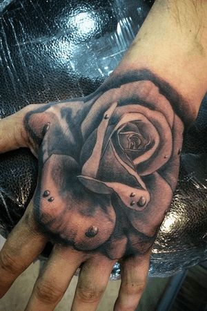 Freehand rose on a hand 💯💯💉💉 get at me if you want a hand TAT !! MANCHESTER ⚒