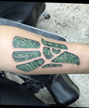 #Quinto #sol parte de la cultura Mexicana representado en jade y debajo de la piel con un corte en forma del simbolo de #hecho en Mexico. Tatuaje realizado por @eczor 