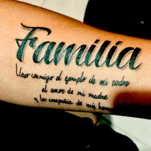 Famili en  antebrazo lettering Dagón Tattoo Studio 