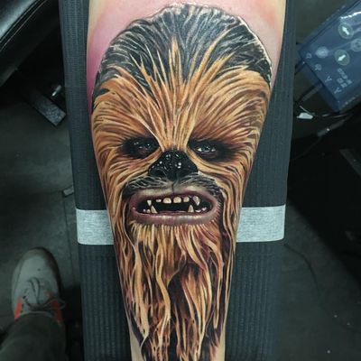 Chewbacca tattoo by Alex Rattray #AlexRattray #chewbaccatattoo #chewbacca #starwars #movietattoos #petermayhew #georgelucas #scifi