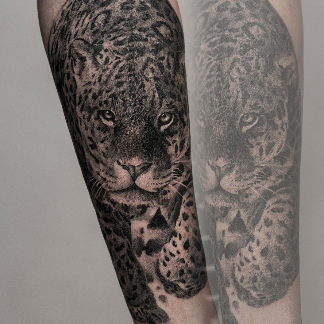 Realistic leopard tattoo in progress  Heulender wolf tattoo  Tätowierungen Leopard tattoos