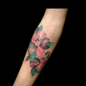 Otro trabajito de hoy qe se fue para rojas, gracias por confiar.. #tattoo #ink #inked #flowers #flores #flowerstattoo #tatuajesdeflores #whipeshading #color #grises #pink #rojas #pergamino #luchotattoo #luchotattooer 