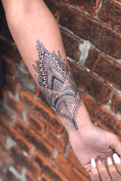Fineline, henna, wristlet, ornamental, blackwork, lace tattoo