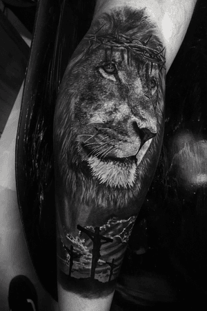finalizado hoje, 11h de trabalho feito usando @tattooloverscare e @intenzetattooink #lionking #lion #liontattoo #calvario #religion #blackandgreytattoo #blackandgrey #sullenclothing #intenzepride #tattoo #ink #cheyennetattooequipment #cheyenne_tattooequipment
