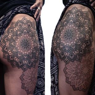 Tatuaje de mandala por Dillon Forte #DillonForte #mandalatattoos #mandalatattoo #mandala #pattern #ornamental #sacredgeometry #geometric #shapes #linework #dotwork #blackwork