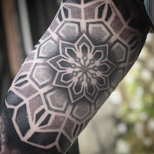 Tatuaje Mandala de Sean Hall #SeanHall #mandalatattoos #mandalatattoo #mandala #pattern #ornamental #sacredgeometry #geometric #shapes #linework #dotwork #blackwork