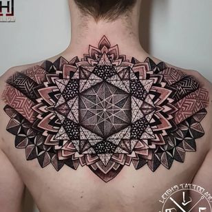 Tatuaje de mandala por Leigh Tattoos #LeighTattoos #mandalatattoos #mandalatattoo #mandala #pattern #ornamental #sacredgeometry #geometric #shapes #linework #dotwork #blackwork