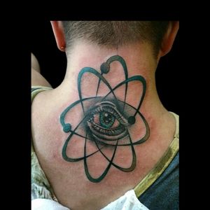 Tattoo de hoy.. #tattoo #inked #ink #ojo #atomo #eye #eyetattoo #color #blackandgrey #atomotattoo #tatuabesdeatomos #tatuajes de ojos #luchotattoo #luchotattooer #pergamino 
