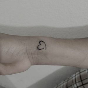 Mini tattoo blackwork heart line