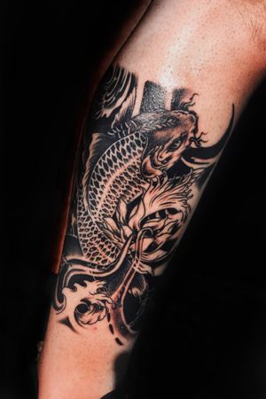 Tatuaje Carpa #tatuaje#tatuajecarpa#taruajebarcelona#tattoocarp#carptattoo#tattoocleeve#tattoobarcelona#tatuajebarcelona