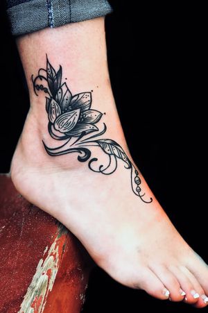 Tatuaje lilium #tatuajelilium#tatuaje#lilium#liliumtatuaje#tattolily#lily#tattolily#tattoogirl#lilytattoo#tattoobarcelona#tatuajebarcelona