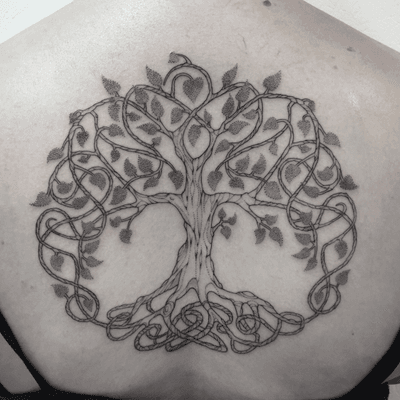 #tattoooftheday #photooftheday #treetattoo #treeoflife #treeoflifetattoo #tobecontinued #lausanne #lausannetattoo #tattoolausanne #lespetitspointsdefanny 