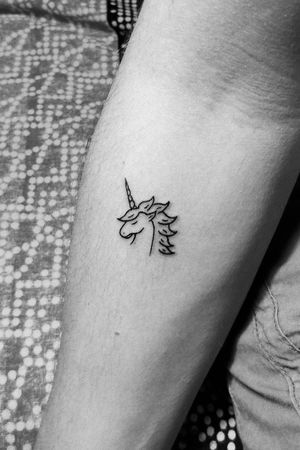 🦄🦄🦄#unicorn #unicorntattoo #stattoo #mimimal #minimaltattoo #minimalismo #bishoprotary #dynamicblack #cutetattoo #tattoolovers #tattoodo #tattooedgirls #tattooideas #tattooart #tattoounicorn 