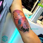 [BICEPS TATTOO] Composición "Hey! Arnold" Estilo Ilustración/Neo tradicional Full color. Diseño propio personalizado. Artista: FB/INSTA: @jaime.sxe #SkylineStudio #TattooDesign #CreateYourself