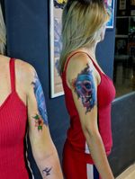Tattoo da Úrsula Mais uma caveira para a coleção, iniciando mais um fechamento. #tattoogirl #skulltattoo #tattoocolors #tattooskull #colortattoo 