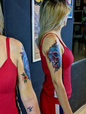 Tattoo da ÚrsulaMais uma caveira para a coleção, iniciando mais um fechamento.#tattoogirl #skulltattoo #tattoocolors #tattooskull #colortattoo 