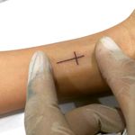 Mini tatuagem de cruz 