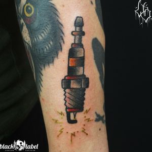 Traditional sparkplug from the get what you get machine.. video will follow done  by./ david #tattoo #tattooedpeople #guyswithtattoos #sparkplugtattoo #traditional #traditionaltattoo #traditionalbangers #americantraditional #getwhatyouget #cartattoo #bold #cartattoo#wuppertal #solingen #armtattoo #hilden #tradtattoo #wuppervalley #girlhead #oldschool #boldwillhold #davidvandamn #picoftheday #tattoosofinstagram #tradwork #tradworkers #oldlines