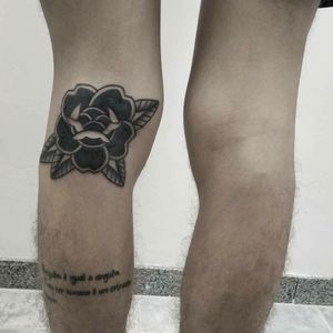 Faremos uma rosa colorida na outra perna 🤘 Um trabalho de fechamento das duas pernas