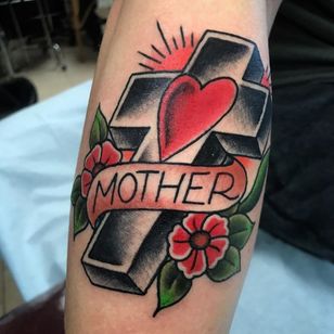 Mom tattoo por Dave Tieman #DaveTieman #momtattoo #momtattoos #mom #mother #mum #mommy #happymorsday #mothersday #love #family #cross #heart #flowers #banner