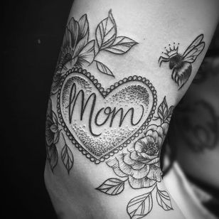 Mom tattoo por Reanna McCormick #ReannaMcCormick #momtattoo #momtattoos #mom #mother #mum #mommy #happymorsday #mothersday #love #family #flower #illustrative #heart #dotwork