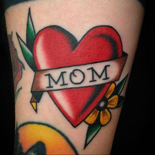 Mom tattoo by Andrew Earl #AndrewEarl #momtattoo #momtattoos #mom #mother #mum #mommy #happymorsday #mothersday #love #family #heart #banner #flower