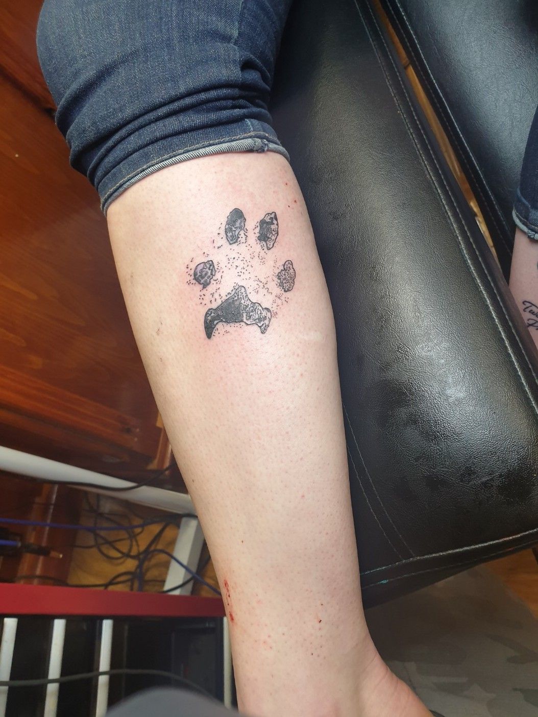 Paw tattoo on the thigh