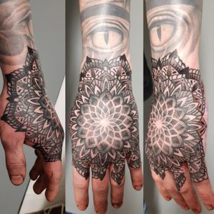 Hand mandala #dotwork #dotworkers #dotworktattoo #sacredgeometry #mandala #hand #jobstopper #geometric #geometry #pattern #maryjane #maryjanetattoo #tatuering #tatueringstockholm #studioseventattoo   