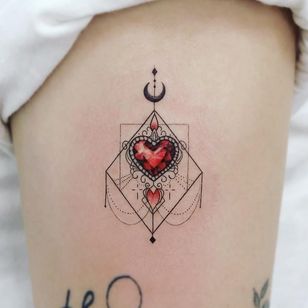 Tatuaje ornamental del tatuador Dal #TattooistDal #ornamentaltattoos #ornamental #ornaments #juvels #decorative #jewellery # ornament #beads #crystals #diamants #beads #flowers #heart #moon