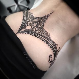 Tatuaje ornamental de Clara Sinclair #ClaraSinclair #ornamentaltattoos #ornamental #ornaments #juvels #decorative #jewelry #adorn #linework #artnouveau #lace