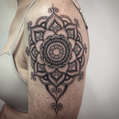 #tattoooftheday #tattoo #mandala #mandalatattoo #dots #dotworktattoo #dotwork #petitspoints #tattoolausanne #lausannetattoo #lespetitspointsdefanny #lausanne