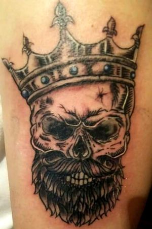 Cráneo con corona tattoo 
