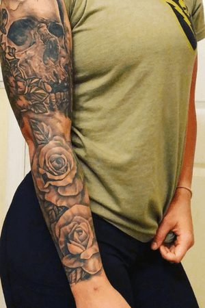 A Sleeve mostky by me , i didnt do the heavily lined floral work behin the skull on her tricep area. #skulltattoo #roses #blackandgreysleeve
