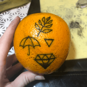 Tattooed on a orange the last day. It was somehow much more fun than tattooing on fake skin. 