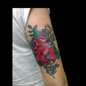 Tattoo de hoy.. #tattoo #inked #ink #flowers #flowerstattoo #tatuajedeflores #triangulo #colors #black #linework #luchotattoo #luchotattooer #pergamino