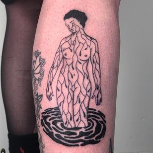 Tatuaje atrevido de Dane Nicklas #DaneNicklas #cooltattoos #cooltattoo #besttattoos #unique #special #surreal #strange #awesome #cool #illustrative # lagrimas #lady