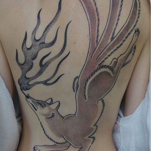 Genial tatuaje de Jenna Bouma alias slowerblack #JennaBouma #slowerblack #cooltattoos #cooltattoo #besttattoos #unique #special #surreal #strange #awesome #cool #kitsune #fox #Japanese #fire