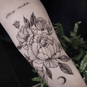 Fab floral goodness tattooed by Hayley - @hayleyploos! 🌸💖 To book a consultation with her, give us a shout on 0208 549 4705!