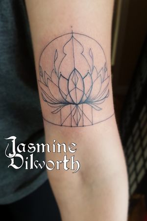 Tattoo done a day or two ago. I've tattooed a lot of people from NY that currently live in NH now. I guess it was a sign! Or because the beach is 10 minutes away 😂#tattoo #tattooartist #femaletattooartist #armtattoo #linework #lineworktattoo #lotus #lotustattoo #simple #simpletattoo #femanine #greenland #greenlandnh #newhampshire #nh #geneva #genevany #ny #newyork #newenglandartist #boston #dover #kittery