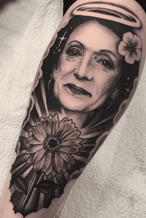 Memorial portrait i did for a lovely lady who lost her mum. Was honered to tattoo this so she can always have her mum with her 🙌🏻🖤 