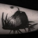 Tatuaje sano, health tattoo, blackwork fish, pez abisal under fish, dark 