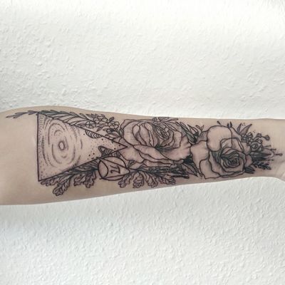 Half sleeve to cover some old scars 🌹 #roses #rosesleeve #pi #startreck #space #planets #oaktree #jewelry